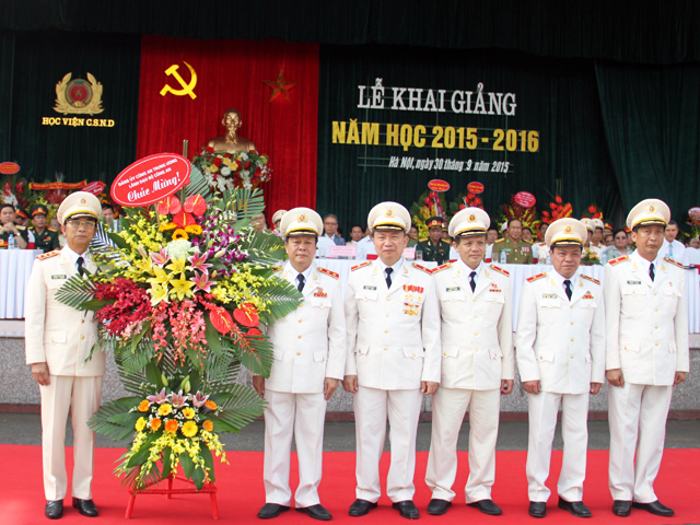 Đồng chí Thượng tướng Đặng Văn Hiếu, Ủy viên Trung ương Đảng, Thứ trưởng thường trực Bộ Công an tặng hoa chúc mừng Học viện CSND